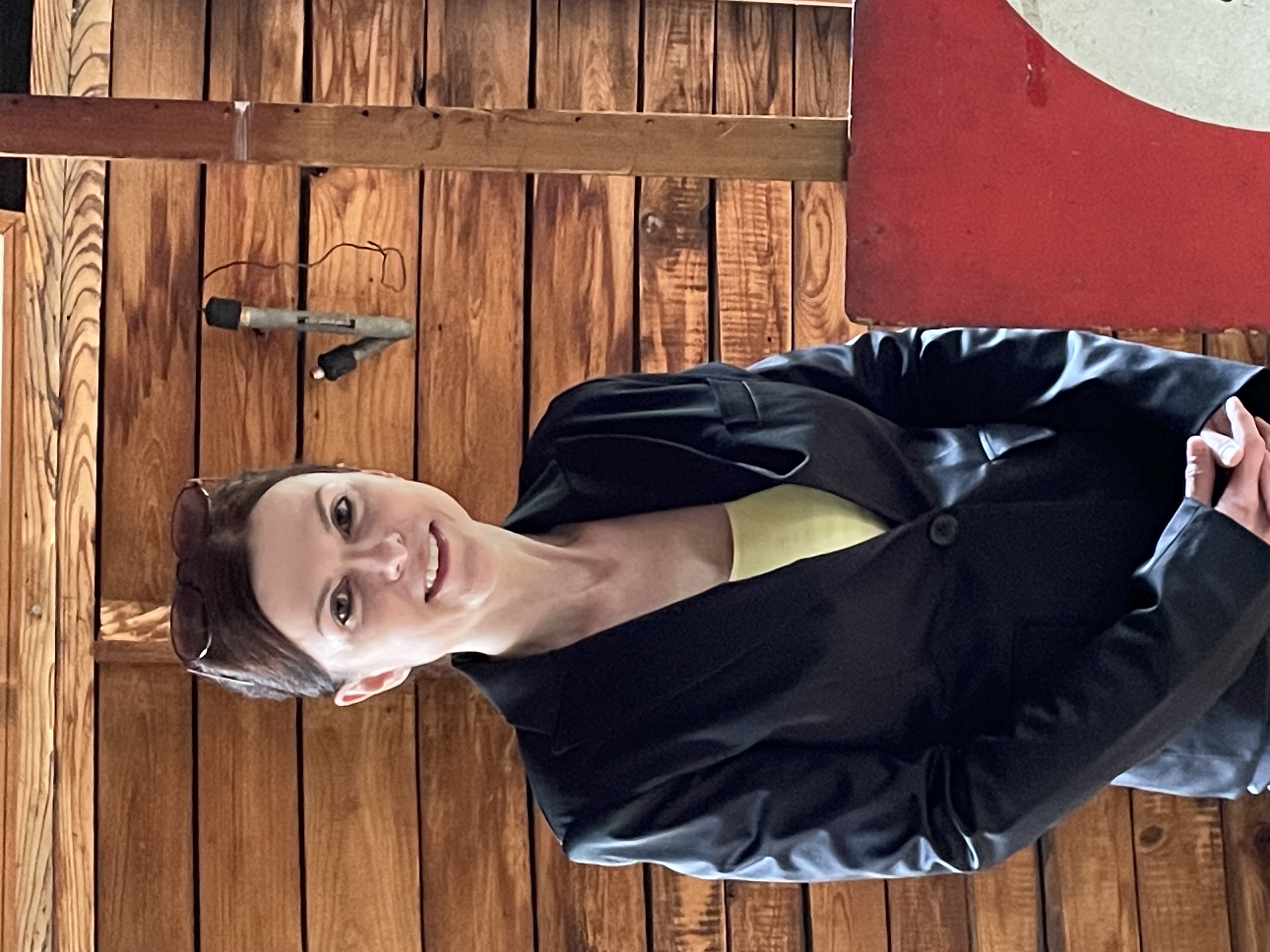 Die Staatspräsidentin vor dem Staatswappen